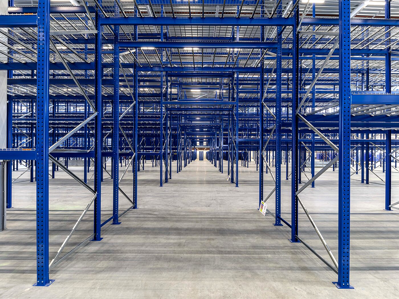 Vogelsang Palettenregal-Anlage mit blauen Rahmen und Traversen in einem Logistikzentrum